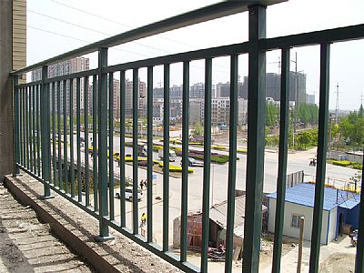 鋅鋼陽(yáng)臺(tái)護(hù)欄的特點(diǎn)有哪些